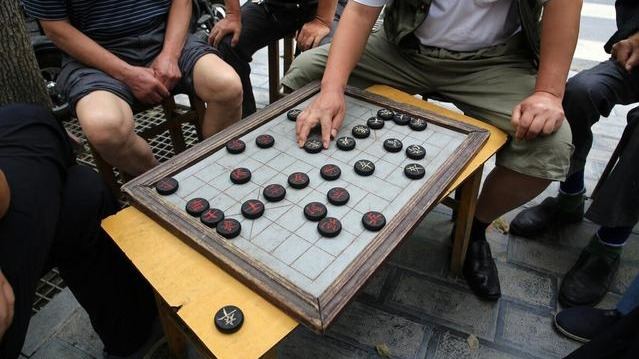 象棋到底凭什么？让无数“街头棋迷”流连忘返，废寝忘食