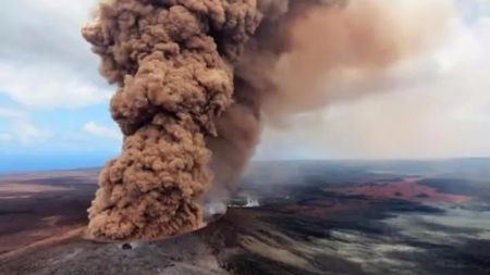 夏威夷火山喷出大量有毒气体，未来几天可能还会有大规模喷发的头图