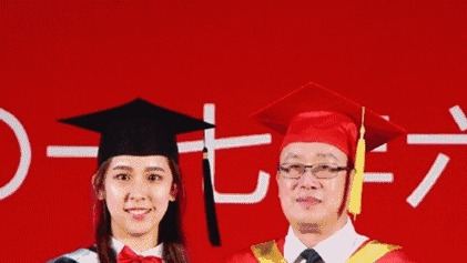 女大学生毕业礼上亲校长：干完这票大的，没有遗憾！